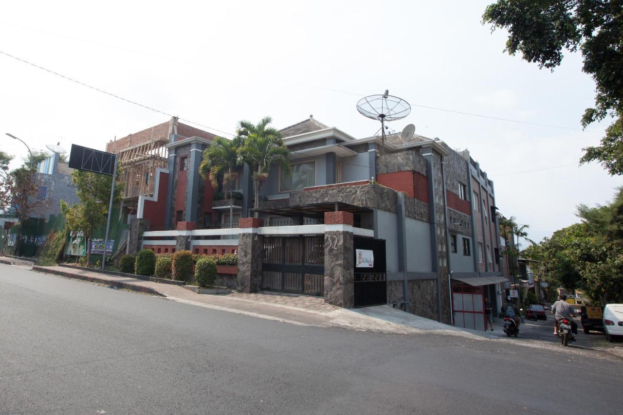 Hotel Reddoorz Near Museum Angkut Batu Exterior foto